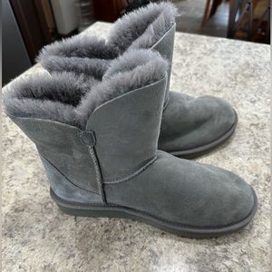 Never worn grey Ugg-like boots